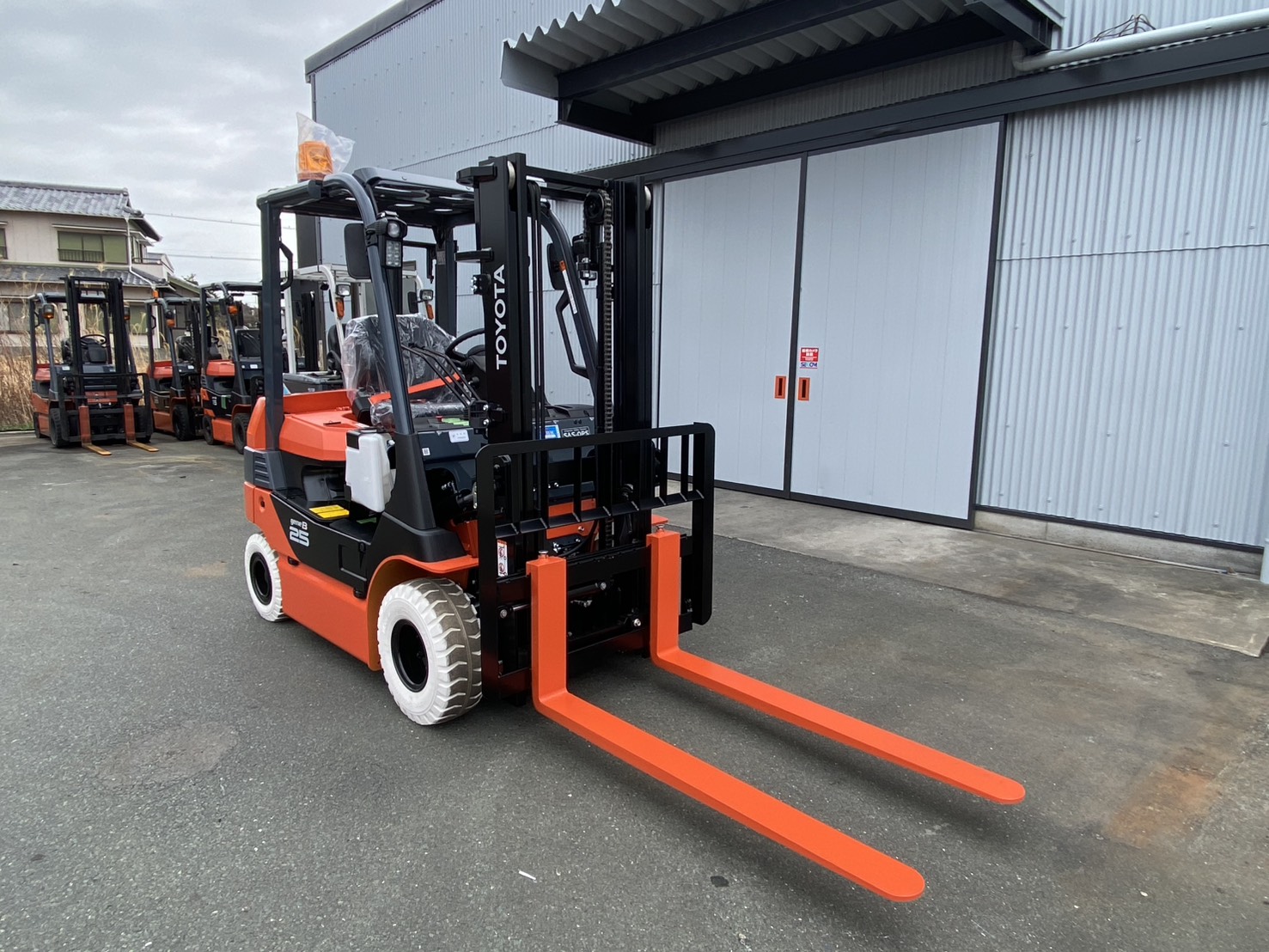 トヨタ新車【8FB25】